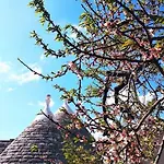 Trullo With Swimming Pool. Charme&relax Hébergement de vacances